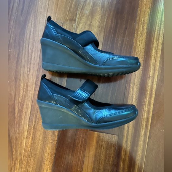 Easy Spirit Black Platform Shoes - Picture 5 of 6